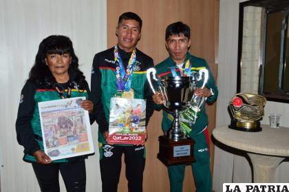 Héctor Garibay y David Ninavia visitaron Expoteco, junto a su entrenadora Nemia Coca /LA PATRIA