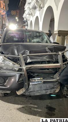 La camioneta oficial registró daños materiales tras la colisión /LA PATRIA
