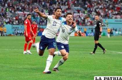 Jugadores de Inglaterra celebran el triunfo logrado ante Irán 
/ambito.com
