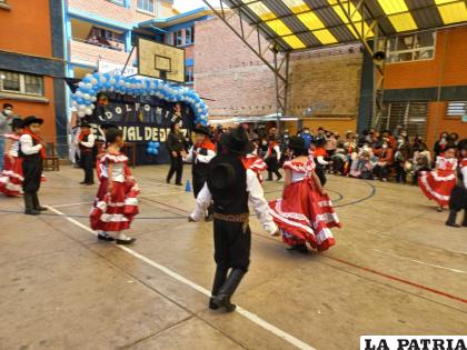 Estudiantes demostraron danzas nacionales en su festival /LA PATRIA