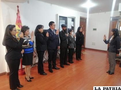 Posesión del directorio de la Asociación Departamental de Notarios de Fe Pública de Oruro /LA PATRIA