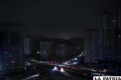 Autos transitan por calles en zonas residenciales que se quedaron sin electricidad /AP Foto /Evgeniy Maloletka