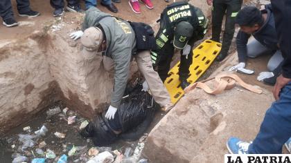 El cuerpo fue hallado sumergido en un canal sobre la avenida Sargento Flores /LA PATRIA
