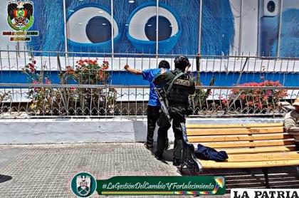 El denunciado es requisado por las fuerzas del orden /Comando de la Policía de Oruro
