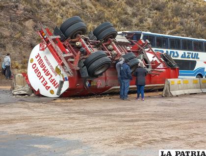 Se confirmó daños materiales en el coche y en el separador de vía /LA PATRIA