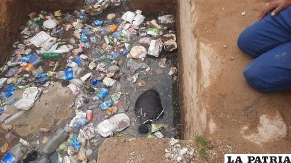 El cuerpo estaba flotando en un canal frente a la plaza del Minero /LA PATRIA
