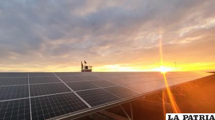 Los paneles fotovoltaicos de la Planta Híbrida Solar Cerro San Simón, en Baures / MHE
