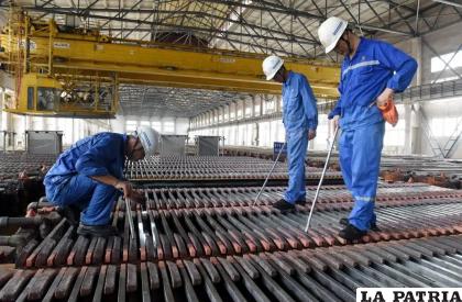 Trabajadores revisando la producción de cátodos de cobre en la planta Jinlong Copper en Tongling, provincia de Anhui, China / REUTERS