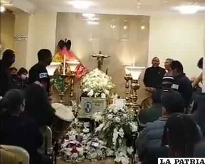 Un conjunto musical en el velatorio del exdiputado /Captura de video