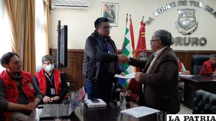Momento en el que el rector entrega el proyecto de implementación y funcionamiento /UTO