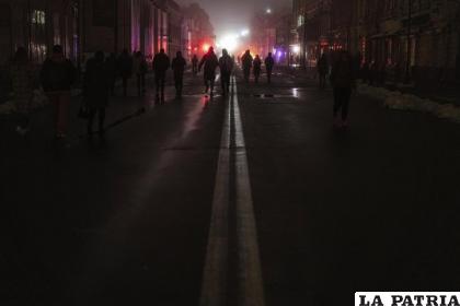 Gente camina por el centro de la ciudad durante un apagón tras el ataque ruso con cohetes a Kiev /AP Foto/Evgeniy Maloletka