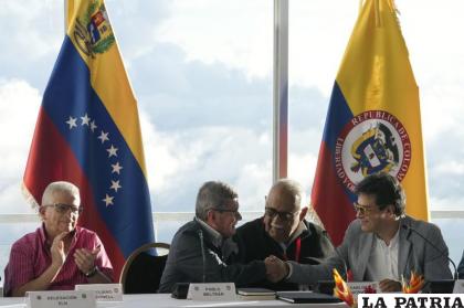 Encuentro sostenido entre representantes de la ELN, gobierno colombiano y mediadores de distintos organismos y países /AP Foto /Ariana Cubillos