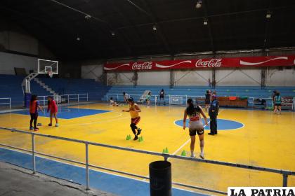Intenso entrenamiento de la Sub-25 de baloncesto/ Kevin Bellot