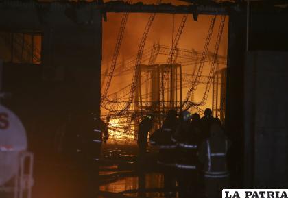 Bomberos trabajaron arduamente para contener el fuego /APG
