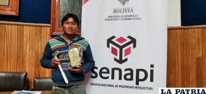 Tomás Mollo con su reconocimiento y su invento
/LA PATRIA