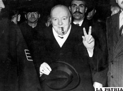 Churchill haciendo el símbolo de la ??V?? de Victoria con un puro en los labios 
/ Cordon Press
