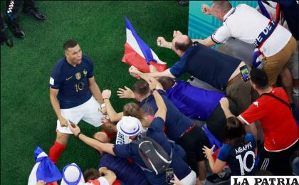 Mbappé el salvador de los franceses en su segunda presentación /infobae.com
