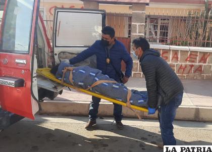 Personal de Homicidios traslada el cadáver a la morgue del cementerio /LA PATRIA