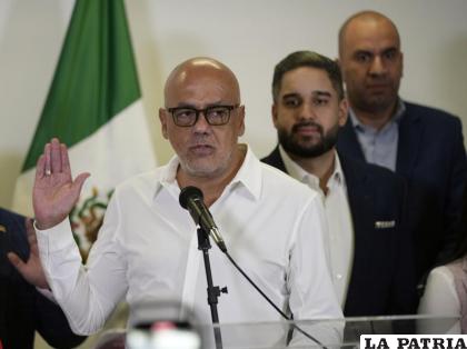 Jorge Rodríguez, adelante, de la delegación del gobierno venezolano habla con la prensa a su arribo al Aeropuerto Internacional de México /AP Photo/Fernando Llano