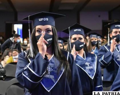 Los graduados juraron cumplir con los preceptos de su profesión /LA PATRIA
