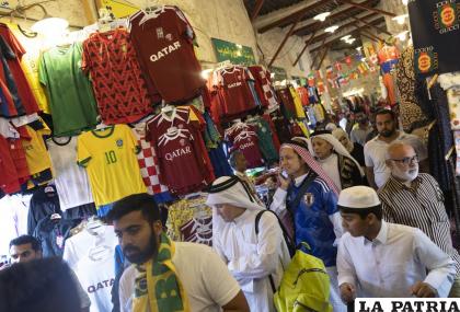 Casacas de todas las selecciones a la venta en los mercados
