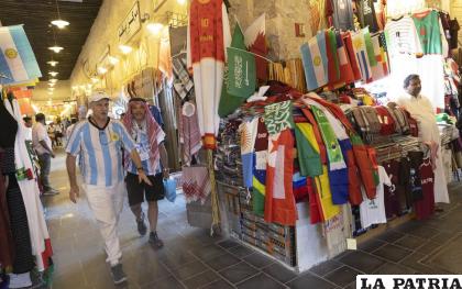 Muchos hinchas tienen la posibilidad de adquirir las casacas de su selección 
