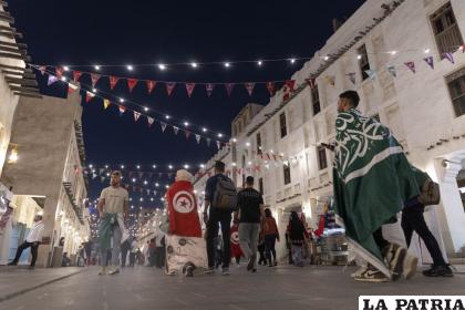 En las calles de las ciudades de Qatar se vive un ambiente de fútbol
