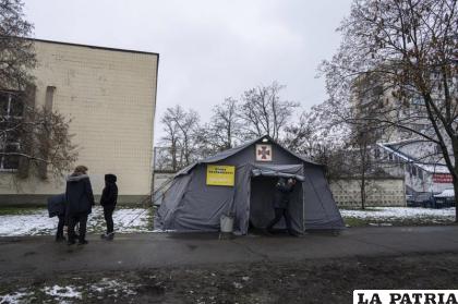 Unas personas de pie frente a una tienda de campaña con calefacción en Kiev /AP Foto /Evgeniy Maloletka