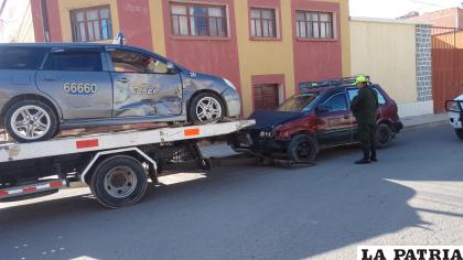 Ambos carros son remolcados a un garaje de la Policía /LA PATRIA