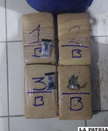 En su equipaje llevaban paquetes de marihuana y cocaína /Jaime Mamani