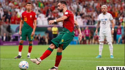 Doblete de Bruno Fernandes para el triunfo de Portugal ante Uruguay /voanews.com