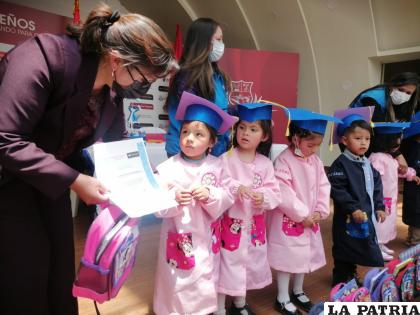 Acto de graduación de centros infantiles /LA PATRIA
