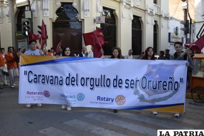 Los organizadores del evento iniciaron la caravana 