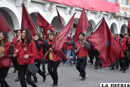Todos portaron la bandera rojo carmesí con orgullo

