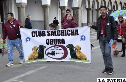 Las mascotas recorrieron las calles con entusiasmo