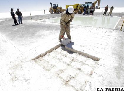 Trabajos en una planta de litio en el Salar de Uyuni (Bolivia) /EFE/ Javier Mamani