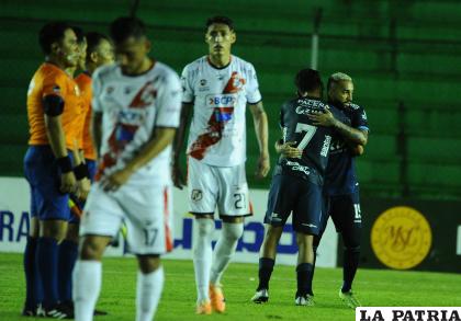 Los de Blooming celebran el triunfo mientas los de Nacional quedan eliminados /APG