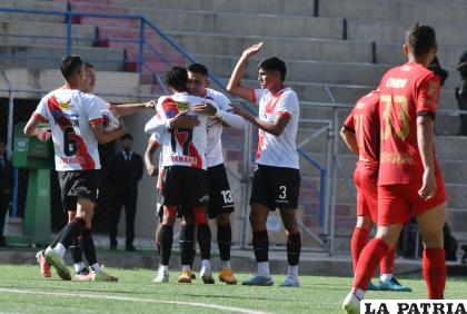 Los â€œmillonariosâ€ clasificaron con goleada ante FC Universitario 
/APG