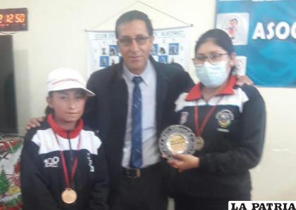 Las representantes del liceo Dalence con los trofeos que ganaron /LA PATRIA
