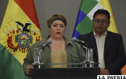 La ministra de la Presidencia, María Nela Prada junto al vicecanciller, Freddy Mamani /APG