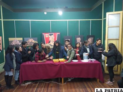 El artista con algunos invitados /Cortesía 