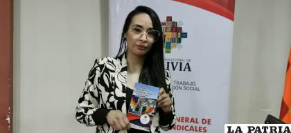 Bianca Lisbeth Arce Pérez junto con su publicación /LA PATRIA
