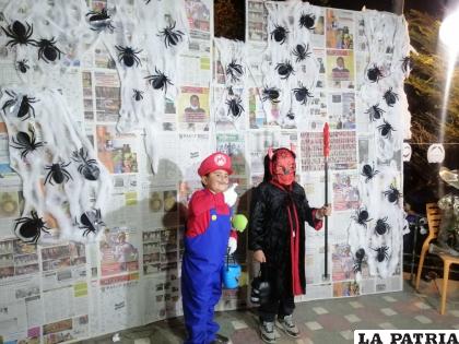Niños lucieron sus disfraces en el stand de fotos ??terrorífico? /LA PATRIA