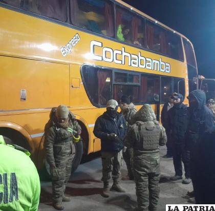 Los fardos de ropa fueron hallados en un bus /Aduana