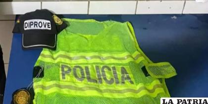 El sujeto portaba varios objetos pertenecientes a la Policía /FELCC