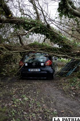 Un coche dañado tras el paso de Ciarán en Kerlouan, Francia /EFE/EPA/VINCENT FEURAY