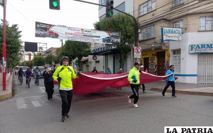 El recorrido de los deportistas y algunas personalidades por las calles de Oruro /LA PATRIA
