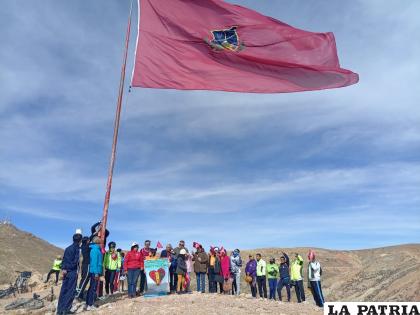 El recorrido finalizó en la cima del Pie de Gallo con la iza de la bandera de Oruro /LA PATRIA
