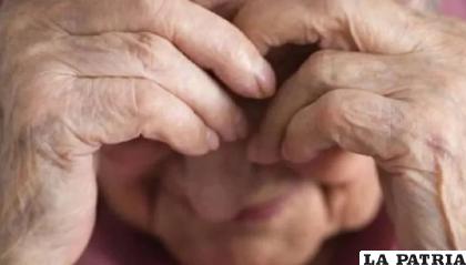 La amorosa mujer fue agredida por su hijo por un té /Referencial