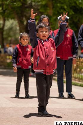Uno de los niños durante su interpretación poética 
/Roly Celier